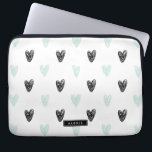 Personligen Mint & Black Hearts Doodles Mönster Laptop Fodral<br><div class="desc">Sleeve för slingor i personlig och nutida slingor med mint- och svarta hjärtan mönster och modern kalligrafi. Du kan anpassa den här produkten genom att lägga till en namn- eller kort-fras.</div>