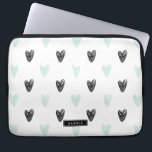 Personligen Mint & Black Hearts Doodles Mönster Laptop Fodral<br><div class="desc">Sleeve för slingor i personlig och nutida slingor med mint- och svarta hjärtan mönster och modern kalligrafi. Du kan anpassa den här produkten genom att lägga till en namn- eller kort-fras.</div>