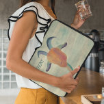 Personligen Modern målad getillustration Laptop Fodral<br><div class="desc">Bär datorn i stil med laptop sleeve med min konstfärgsfärg,  färgad stil,  som illustrerar getens huvud. Denna söta och färglösa get har horn och skägg och är nyans av orange,  blått,  teal och lila. Datorns sleeve är redot att vara personlig med namn för att samordna färgadens text.</div>