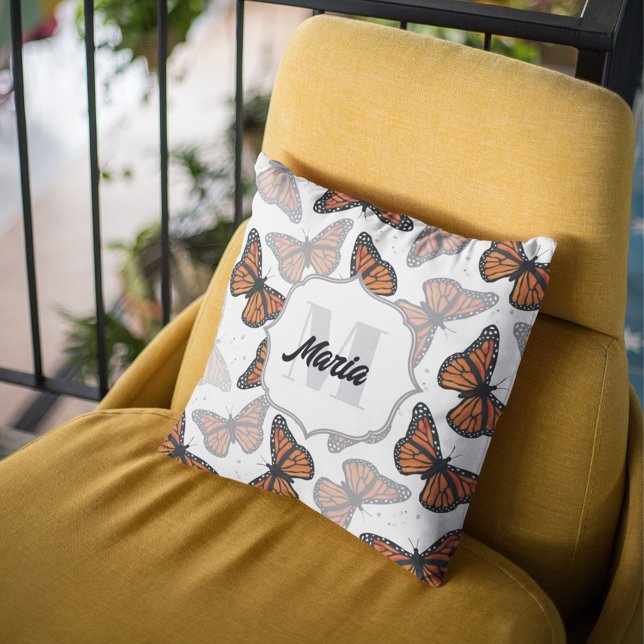 Personligen Modern Monogram Butterflies Kudde (Elegant monogram pillow with botanical monarch butterflies. )