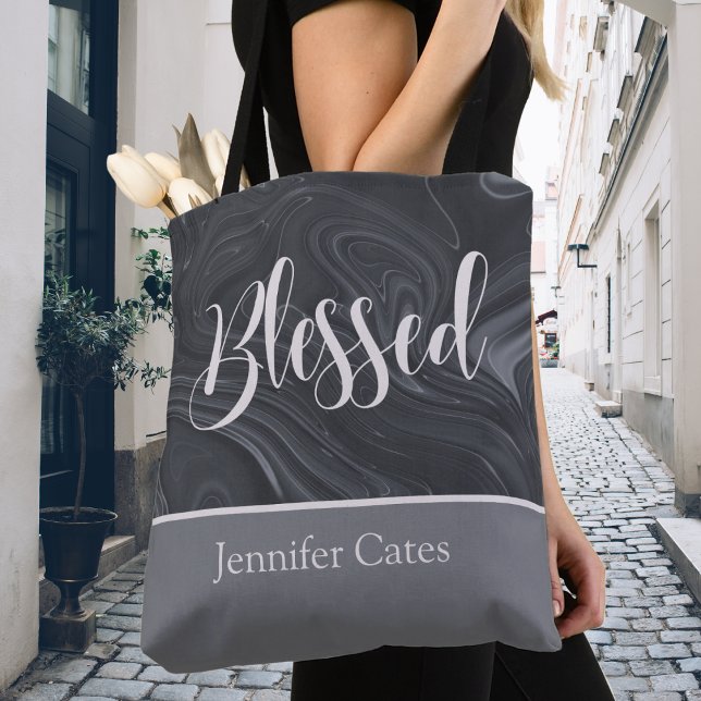 Personligen Modern skript, använd Tygkasse (Blessed Modern Script Personalized Tote Bag in Faux Marble Gray and White.)
