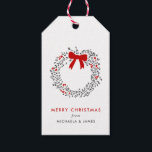 Personligen Namn God jul Presentetikett<br><div class="desc">Fira säsongen med dessa sofistikerade Juletiketter, perfekt för dem som har en ren och modern känsla för kärlek. I centrum finns en vackert handdragen helgdag-andetag, dess känsliga kol-grått-blad och pulserande röda bär som skapar ett tidlöst, elegant-utseende. En djärv röd böna toppar utandningen, som lägger till en festlig propp av färg...</div>