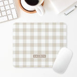 Personligen Namn i  av bondgården Beige Buffalo Ch Musmatta<br><div class="desc">Anpassningsbar-designad musknapp med beige buffalo plaid/gingham/check mönster med personlig namn/monogram.</div>