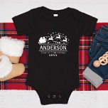 Personligen  Namn i Julmatchande Baby T Shirt<br><div class="desc">Den här julstämningen i Personligen Familj Namn Baby är perfekt för dina festliga samlingar eller när du vill att din familj ska ha bära att matcha skjortor. Han har tomten i sitt strö av renar som flyger genom stjärnan himlar. Din familj namn visas i mitten. Du kan ändra texten och...</div>
