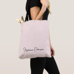 Personligen Namn i Monogram för  Snyggt Tygkasse<br><div class="desc">Girly Feminine Minimalist Simple Clean Rosa Monogram Namn Namnteckning skriptAnpassningsbar Personlig Tote Bag. Den här designen med ett eget namn i ett kursivt söt-handskrivet stil-teckensnitt namnteckning typografi (eller kalligrafi) på rosa av pastelldamm eller lätt bakgrund av rosa. Underbar femininin gåva till födelsedag, bröllop, jul, möhippa, söt 16 födelsedagsfest, bachelorette-fest, maid...</div>