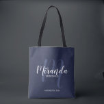 Personligen Navy Blue Modern Script Bridesmaides Tygkasse<br><div class="desc">Lägg till en personlig beröring till bröllop med en personlig-mutgåva till väskan. Den här väskan har personligens namn i det vita, moderna skriptet stil och monogram i det ljusa, moderna typsnittet stil som bakgrund med rubrik och bröllop datum i det vita, moderna sans serif-typsnittet stil på marin blå bakgrund. Även...</div>
