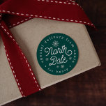 Personligen North Pole Speciell Delivery - jul Runt Klistermärke<br><div class="desc">Tillsätt en speciell beröring till jultomten med våra festila klistermärken i grönt och vitt. Konstruktionen innehåller "speciell leverans från Santa till [barnets namn]" i cirkulär text, med "Nordpolen" och en sprinkling av vitt snöflingor i mitten. Om du vill justera mellanrummet baserat på presentmottagarens namn lägger du helt enkelt till eller...</div>