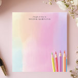 Personligen Pastel Watercolor Färgpennas Anteckningsblock<br><div class="desc">Det här anteckningsblocket med personlig har en mjuk bakgrund med vattenfärg i pastellform med en rad färgpennor som skapar roligt- och kreativ-design. Perfekt för konstnärer, studenter, lärare och stationär älskare, det här anteckningsblocket tillför en trevlig beröring till vilket skrivbord som helst. Anpassa texten överst för en unik gåva eller personlig...</div>