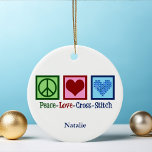 Personligen Peace Kärlek Kor Stitch Cute  Julgransprydnad Keramik<br><div class="desc">Cute kor syr en prydnadsgåva till någon som kärlek skapar sak. Den här anpassningsbar Peace-presentationen Kärlek Kor Stitch har ett fredstecken,  ett hjärta och ett söt kor-sytt mönster hjärta.</div>