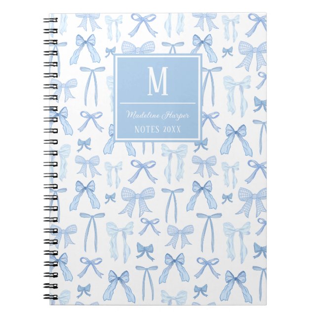 Personligen Preppy Coquette Blue Bows Monogram Anteckningsbok (Framsidan)