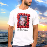 Personligen Red Kärlek Hearts Framed Photo Text (r T Shirt<br><div class="desc">Ladda upp ett foto, anpassa texten och skapa enkelt t-shirt för personligen. För bästa bildcentreringsresultat bör du använda en fyrkantig bild. Klicka på REDIGERA och markera sedan texten om du vill ändra färg. Du kan ÖVERFÖRA DESIGN på andra Zazzle-produkter och justera den så att den passar de flesta Zazzle-objekt. Tack...</div>