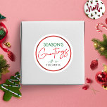 Personligen Red Script i julrund Sticker Runt Klistermärke<br><div class="desc">Fyll i julklappar och -kuvert i år med en personlig julklapp. Den här säsongens Greetings-rundekal innehåller en modern röd och grönt-helgdag med snyggtens skript och faux red foil-effekt.</div>