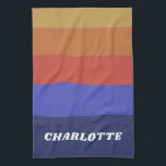 Personligen Retro Wide Blue Abstrakt Rand Kökshandduk<br><div class="desc">Den här personligen har handduken med fet vågrät rand i gult, rött, lila och mörk blått, med ett eget namn tryckt i vitt på grund. Den enkla paletten färg och det klassiska serif-teckensnittet ge är en roligt som känner sig varm medan sak är praktiskt för den dagliga användan. En underbar...</div>