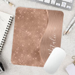 Personligen Ro Guld Glitter<br><div class="desc">Anpassa enkelt den här ro guld-borstat metall och glamorös faux glitter-mönstrad musmatta med ditt eget namn.</div>