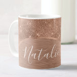 Personligen Ro Guld Glitter Kaffemugg<br><div class="desc">Anpassa enkelt det här ro guld-borstat metall och gloriskt faux glitter-beskyddade kaffet mugg med ert eget namn.</div>