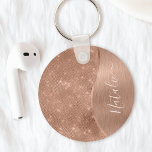 Personligen Ro Guld Glitter Nyckelring<br><div class="desc">Anpassa enkelt den här ro guld-borstat metall och glamorerad faux glitter-mönstrad nyckelkedja med ditt eget namn.</div>