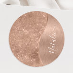 Personligen Ro Guld Glitter Runt Klistermärke<br><div class="desc">Anpassa enkelt det här ro guld-borstat metall och den glamorösa faux-glitter-märkta klassiska rundklistermärket med ditt eget namn.</div>