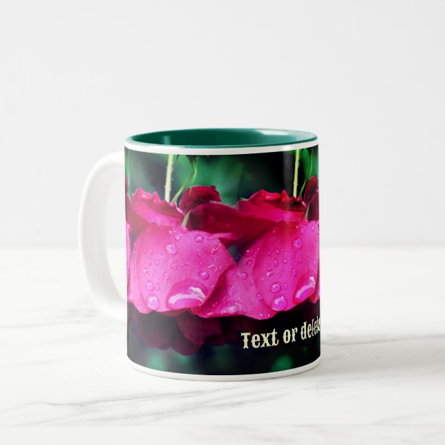 Personligen röd ros Blommor och regndroppar Två-Tonad Mugg (Framsida vänster)
