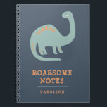 Personligen roligt Kids Dinosaur Blue & Orange Anteckningsbok<br><div class="desc">En söt bärbar toppen för ett barn med en illustration av en dinosauyr i blått och orange,  på en marin blå bakgrund. Den redigerbara titeln lyder "Roarsome Notes". Anpassa med barnets namn. Det här är en underbar skolpresent.</div>