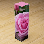 Personligen Rosa ros Vin Box Romantic Ro Box Vinlåda<br><div class="desc">Rosa ros Vin Box Personlig Rosa ros Boxes Ro Gift Boxes Smyckeskriner Keepsakes Classic Rosa ros Boxes Ditt namn här Alla hjärtans Gift Vin Boxes Anpassade Ro Mementos för manar, Kvinnor, pojkar, flickor Klicka på "Anpassa" för att lägga till mer text Välj Typsnitt och Anpassningsbar Färg Personlig Pulder Rosa Bröllop...</div>