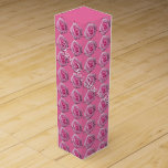 Personligen Rosa ros Vin Box Romantic Ro Box Vinlåda<br><div class="desc">Rosa ros Vin Box Personlig Rosa ros Boxes Ro Gift Boxes Smyckeskriner Keepsakes Classic Rosa ros Boxes Ditt namn här Alla hjärtans Gift Vin Boxes Anpassade Ro Mementos för manar, Kvinnor, pojkar, flickor Klicka på "Anpassa" för att lägga till mer text Välj Typsnitt och Anpassningsbar Färg Personlig Pulder Rosa Bröllop...</div>