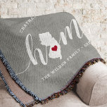 Personligen Rustic för hemstaten new jersey Filt<br><div class="desc">Visa lite stolthet över hemlandet med den här söta grått-proffsfilten med "hem" i vita kalligrafskript med en silhuett karta i delstaten New jersey som står i stället för "O" i brev. En röd hjärtillustration i delstaten karta kompletterar designen. Du kan ändra hjärtans position till din hemstad genom att öppna designen...</div>