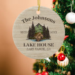 Personligen Sjö House Wood Thated Family Namn Julgransprydnad Keramik<br><div class="desc">Perfekt för familjemöten, reunioner eller din reträtt på lakeside, den här produkten är designad med en charmig, rustik avsluta. Det visar en vackert designad bergscen vid sjö med en stuga, personlig med er familj namn, det år som fastställts, och alla ytterligare detaljer som ni föredrar. Ett utmärkt val för en...</div>