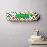 Personligen Skateboard för färgfyllda geometriska<br><div class="desc">En färgstark och modern design med geometriska former. Denna lekande utformning inspireras av ett gammalt stil i mitten av århundradet och kan vara personlig med namn,  monogram eller initialer. Färg som ingår i denna abstrakt är mönster: blå,  lila,  rosa,  grönt,  gult,  rosa och orange mot en vit bakgrund.</div>