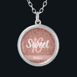 Personligen Sweet sixteen Guld Glitter Silverpläterat Halsband<br><div class="desc">Ge är en ivrig påminnelse med det här Sweet sixteen-Guld-Personligen i Rosa ros i Glitter i Silver i Necklace. Den har en modern design och faux rosa glitter-bakgrund med "söt 16" i vitt och ro matchande skriptbokstäver. Den är anpassad med namn i det undre mitten. Gör perfekt sweet sixteen-födelsedagsfestens presentidé....</div>