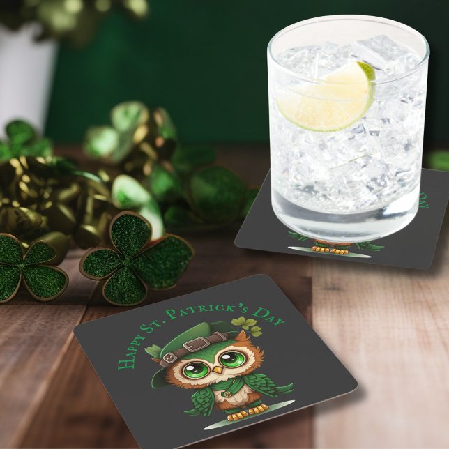 Personligen Uggla i S:t Patrick-Grönten Underlägg Papper Kvadrat (St. Patrick's Day Green Owl personalized Square Paper Coaster)