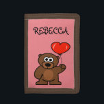Personligens barnplånbok med söt nalle<br><div class="desc">Personlig ungar plånbok med söt nalle som håller en röd hjärtballong. Cute Birthday eller julklapp för små flickor. Anpassningsbar med ditt barns namn eller monogram brev. Gör det till ditt barnbarn,  din dotter,  barndotter osv. Utformning av djurens tecknad.</div>