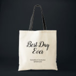 Personligens bästa dag någonsin Bröllop Tygkasse<br><div class="desc">Fira din speciella dag med vår Personlig Best Day Aldrig Bröllop Tote Bag, en trevlig och praktisk souvenir för dina gäster. Med frasen "Bästa dagen någonsin" i ett vackert, enkelt skript, är den här väskan personlig med ditt namn och bröllop-datum, skapar den en unik keepsaké som hedrar minnet av ditt...</div>