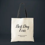 Personligens bästa dag någonsin Bröllop Tygkasse<br><div class="desc">Fira din speciella dag med vår Personlig Best Day Aldrig Bröllop Tote Bag, en trevlig och praktisk souvenir för dina gäster. Med frasen "Bästa dagen någonsin" i ett vackert, enkelt skript, är den här väskan personlig med ditt namn och bröllop-datum, skapar den en unik keepsaké som hedrar minnet av ditt...</div>
