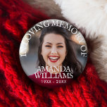 Personligens fotominnesbild knapp<br><div class="desc">Personlig Photo Memorial-knapp,  en enkel och modern design med sans-serif-formatstil,  tryckt typsnitt,  eget namn,  datum och foton. Finns i små,  medelstora,  stora och stora storlekar,  i kvadratiska och runda former. Ingen minimiorder. Personlig Foto Memorial-knapp</div>