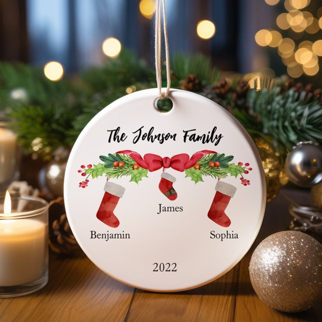 Personligens julfamilj av den 3:e med Namn 2023 Julgransprydnad Keramik (Skapare uppladdad)