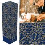 Personligens julklapp Blå Guld-gåva Presentask För Vinflaska<br><div class="desc">Lägg till wowen till flaska i vin eller Champagne med en personlig presentbox! Den här elegantens vintertemainriktade utformning visar ord "God jul och kan vara personlig med mottagarens namn eller en familjs namn och helgdag. En snyggt över hela mönster med sammankopplade blomformer, hjärtformade blad och dekorativt snöflingor. Utskrivet med faux...</div>
