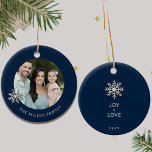 Personligens julprydnad i familjen julgransprydnad keramik<br><div class="desc">Gratulera till julhelgens glädje och tillsammans med vår Personlig-julprydnad. Framsidan visar ett omhuldat familjefoto med en elegant snöflingdesign, medan familjen namn tillför en personlig beröring. På baksidan fångar "Joy Kärlek" familjens hjärtslitande, tillsammans med det minnesvärda datumet. Det här anpassadet är en perfekt helgdag som skapar varaktiga minnen för dina nära...</div>