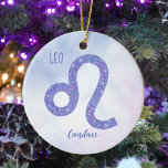 Personligens Lila för vackert Leo Astrology Julgransprydnad Keramik<br><div class="desc">Den här söten,  personligens lila och lavender Leo julprydnad har ditt astrologiska tecken från Zodiac i en vacker gnistra som konstellationerna. Anpassa den här söta presenten med ditt namn i ett vackert kursivt skript för någon med en sen Juli- eller tidigt-födelsedagskalender.</div>