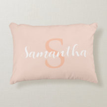 Personligens rosa vid kudden med namn som inlednin