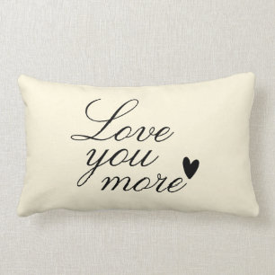 personligens textdesign "Kärlek You More" Lumbarkudde