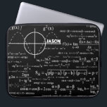 Personligfysikgåvor för fysiker laptop fodral<br><div class="desc">Fysik/fysiker/gåva för gåva/för Geek för fysikläraregåva/fysikstudent/svart man laptop sleeve för Monogram för personlignamn initial. Använd personifieraalternativet att ändra texten. För mer omfattande textändringar liksom ändringar till stilsorten väljer stilsortsfärg eller textorienteringen,  skräddarsyalternativet.</div>