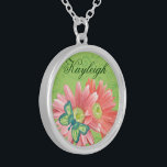 PersonligGerber daisy Silverpläterat Halsband<br><div class="desc">Det härliga halsbandet med en modern grön bakgrund med virvlar runt,  orange Gerber för blek korall daisy,  och söten mönstrad blått görar grön fjärilen med utrymme ovanför blommorna för att personifiera med namn av ditt primat. Underbar gåva för mors dag,  födelsedag,  för din brudens sida och mer!</div>