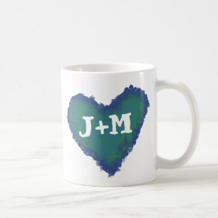 Personliginitialer på en hjärtamugg kaffemugg