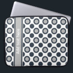 Personliglaptop sleeve: Svart silverpolka dots Laptop Sleeve<br><div class="desc">Beställnings- laptop sleeve med ett moderiktigt svart och för silvergrå färgpolka dots mönster och ett utrymme som ska personifieras. Personifiera med ditt namn eller meddelande. Ta bort text, om du önskar en enkel laptop sleeve. Klicka "skräddarsy den" knäppas för att ändra textstilsorten, format eller color.need-hjälp/precis meddelandet mig. Välj från olika...</div>