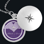 PersonligLila Fleur de Lis Hjärta minnessak Berlockhalsband<br><div class="desc">Denna personligSticka Fleur de Lis Minnessak locket presenterar en hjärta formar med ett Fleur de Lis symbol i centrera med rum att personifiera med dina namn,  och din sakkunnig daterar. Visat här i a skuggar av lila- och vitdesign.</div>