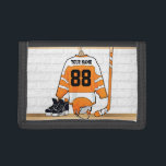 Personligorange- och vitishockey Jersey<br><div class="desc">En idealgåva för ishockeyfläkten, ishockeyspelare eller ishockeylagledaren, denna design presenterar en personligishockeyjersey i orangen och vit som hänger i en sportomklädningsrum med låsbara skåp med en hjälm, isskridskor och en ishockeypinne. Jerseyen kan fullständigt skräddarsy med numrera och namn av ditt primat för att skapa en underbar personligishockeygåva. Annat färgar tillgängligt...</div>
