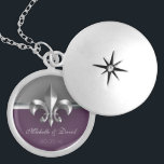 Personligsilver Fleur de Lis Minnessak Berlockhalsband<br><div class="desc">Denna personligSticka Fleur de Lis Minnessak locket presenterar ett härlig efterföljd borstat metallFleur de Lis symbol på en grått,  och daterar purpurfärgad bakgrund för aubergineet med rum att personifiera med dina namn och din sakkunnig.</div>