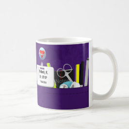 Personligsjuksköterskan skurar i lilor kaffemugg
