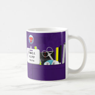 Personligsjuksköterskan skurar i lilor kaffemugg