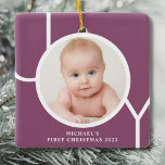 Personligt Baby första julfotfoto för Lila Julgransprydnad Keramik<br><div class="desc">Den här snyggten dekoreras Baby första julfoto Ornament med ord JOY i vitt på lila. Anpassade enkelt med ditt foto och namn. Lämplig för en pojke eller flicka.</div>